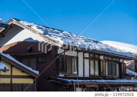 合掌造りで有名な、日本の岐阜県の白川郷の風景 合掌造りで有名な、日本の岐阜県の白川郷の風景 114972928
