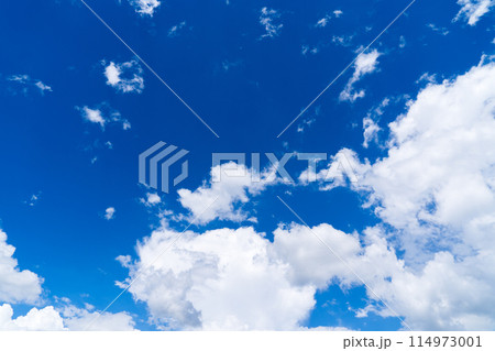 真夏の青空と白い雲 114973001