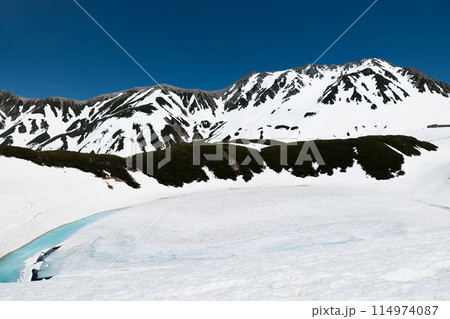 5月残雪の立山室堂平のミクリガ池の雪筏と立山連峰、真砂岳 5月残雪の立山室堂平のミクリガ池の雪筏と立山連峰、真砂岳 114974087