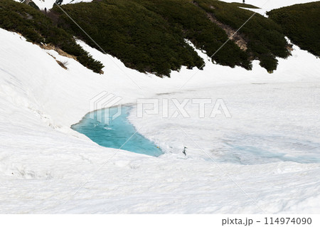 5月残雪の立山室堂平のミクリガ池の雪筏と青い解氷 114974090