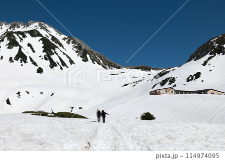 5月残雪の立山室堂平から雄山、一の越へ向かう登山者 114974095