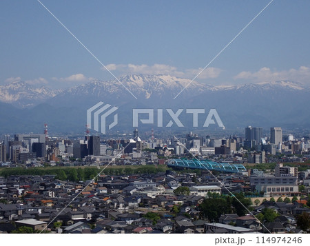 5月新緑の木々と富山市街地の後方に見える残雪の北アルプス薬師岳 5月新緑の木々と富山市街地の後方に見える残雪の北アルプス薬師岳 114974246
