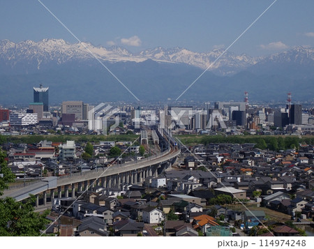 北陸新幹線の列車と残雪の立山連峰北アルプス 北陸新幹線の列車と残雪の立山連峰北アルプス 114974248