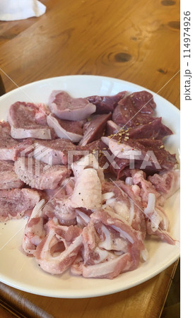 焼肉メニュー 大盛りの新鮮なお皿の生の肉 焼肉メニュー 大盛りの新鮮なお皿の生の肉 114974926