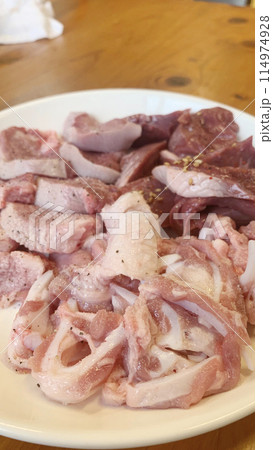 焼肉メニュー 大盛りの新鮮なお皿の生の肉 焼肉メニュー 大盛りの新鮮なお皿の生の肉 114974928