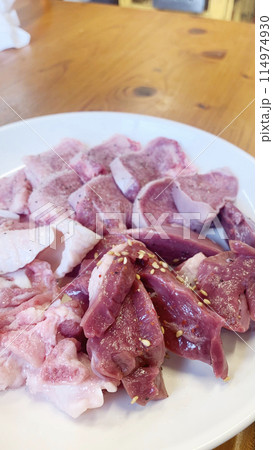 焼肉メニュー 大盛りの新鮮なお皿の生の肉 焼肉メニュー 大盛りの新鮮なお皿の生の肉 114974930