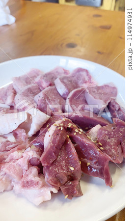 焼肉メニュー 大盛りの新鮮なお皿の生の肉 焼肉メニュー 大盛りの新鮮なお皿の生の肉 114974931