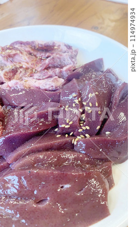 焼肉メニュー 大盛りの新鮮なお皿の生の肉 焼肉メニュー 大盛りの新鮮なお皿の生の肉 114974934