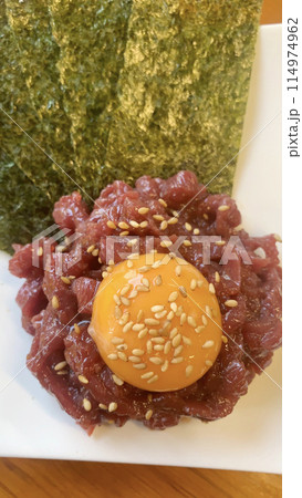 ユッケ　焼肉屋ホルモン焼きメニュー 卵　ゴマ 114974962