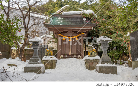 Snowy winter view of small local shinto shrine in Kanazawa, Japan. 114975326