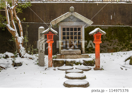 Small shrine in winter, Kanazawa, Japan. 114975376