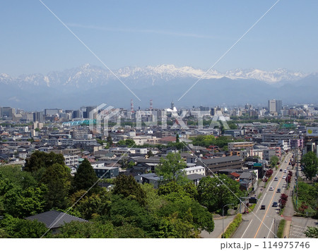 5月新緑の呉羽山富山県道44号富山高岡線を跨ぐ遊歩道吊橋から富山市街地と剱岳立山連峰を望む 114975746