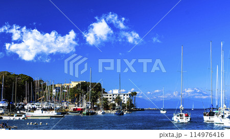 青空が広がるマリーナの風景 青空が広がるマリーナの風景 114976416
