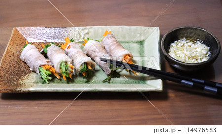 レンジ加熱したヘルシー野菜の肉巻きとつけだれ レンジ加熱したヘルシー野菜の肉巻きとつけだれ 114976583