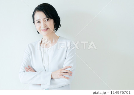 スーツ姿のミドル女性 スーツ姿のミドル女性 114976701