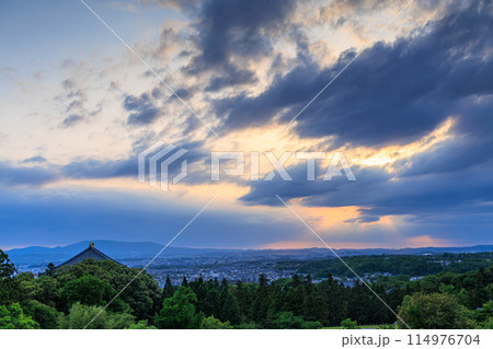 日本の夕日100選　東大寺二月堂からの夕景　雲間から覗く日差しと天使の梯子(標準)　18:25 114976704