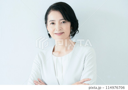 スーツ姿のミドル女性 114976706