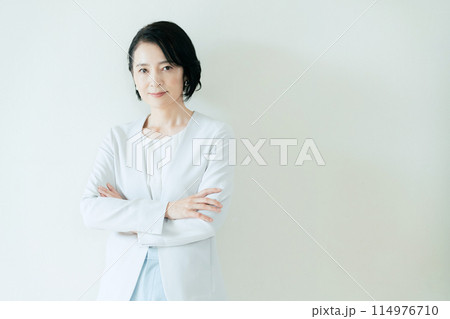 スーツ姿のミドル女性 スーツ姿のミドル女性 114976710