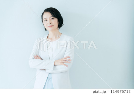 スーツ姿のミドル女性 114976712