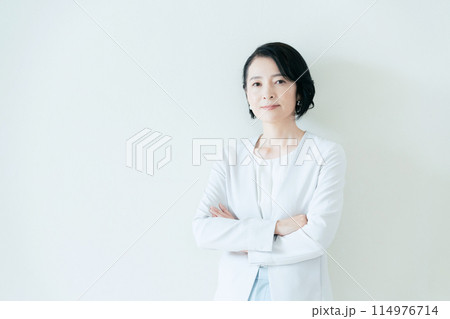 スーツ姿のミドル女性 スーツ姿のミドル女性 114976714