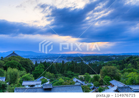 日本の夕日100選 東大寺二月堂からの夕景 雲間から覗く日差しと天使の梯子(標準) 18:32 日本の夕日100選 東大寺二月堂からの夕景 雲間から覗く日差しと天使の梯子(標準) 18:32 114976715