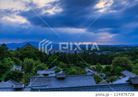 日本の夕日100選 東大寺二月堂からの夕景 雲間から覗く日差しと天使の梯子(標準) 18:39 日本の夕日100選 東大寺二月堂からの夕景 雲間から覗く日差しと天使の梯子(標準) 18:39 114976726