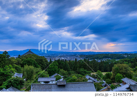 日本の夕日100選 東大寺二月堂からの夕景 雲間から覗く日差しと天使の梯子(標準) 18:43 日本の夕日100選 東大寺二月堂からの夕景 雲間から覗く日差しと天使の梯子(標準) 18:43 114976734