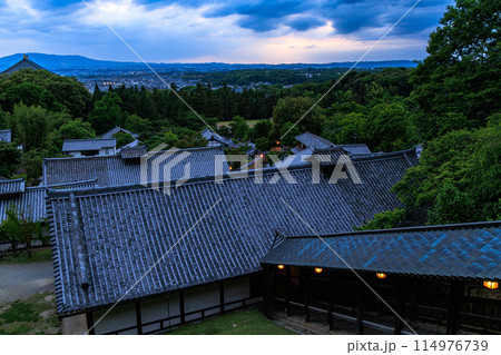 日本の夕日100選 東大寺二月堂からの夕景 雲間から覗く日差しと東大寺二月堂(広角) 18:54 日本の夕日100選 東大寺二月堂からの夕景 雲間から覗く日差しと東大寺二月堂(広角) 18:54 114976739