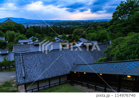 日本の夕日100選 東大寺二月堂からの夕景 雲間から覗く日差しと東大寺二月堂(広角) 18:55 日本の夕日100選 東大寺二月堂からの夕景 雲間から覗く日差しと東大寺二月堂(広角) 18:55 114976740