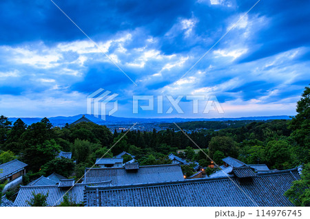 日本の夕日100選　東大寺二月堂からの夕景　雲間から覗く残照と大空のグラデーション(広角)19:00 114976745