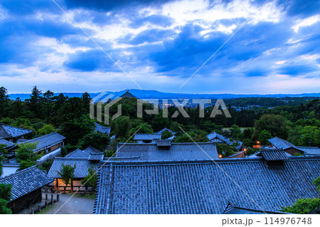 日本の夕日100選　東大寺二月堂からの夕景　雲間から覗く残照と大空のグラデーション(広角)19:04 114976748