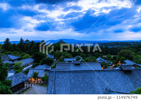日本の夕日100選　東大寺二月堂からの夕景　雲間から覗く残照と大空のグラデーション(広角)19:04 114976749