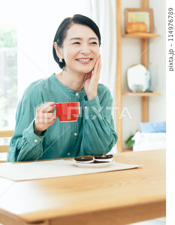 コーヒーを飲む女性 コーヒーを飲む女性 114976789