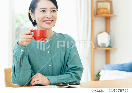 コーヒーを飲む女性 コーヒーを飲む女性 114976792