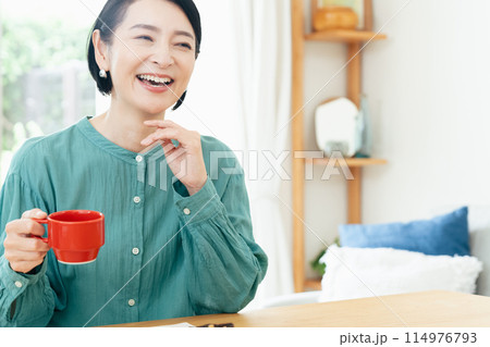 コーヒーを飲む女性 コーヒーを飲む女性 114976793