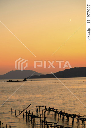 瀬戸内の秋の夕景色　並ぶ牡蠣棚と消えゆく島 114977097