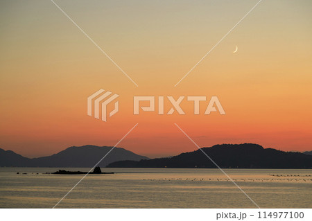 瀬戸内の秋の夕景色　夕焼け空に輝く三日月 114977100