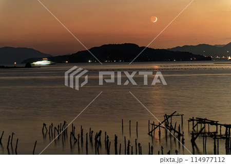 瀬戸内の秋の夕景色　夕焼け空に輝く三日月 114977112