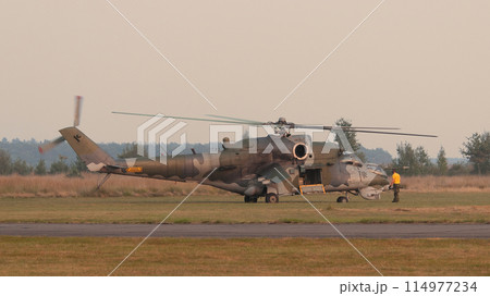 夕暮れのチェコ空軍Mi-24ハインド攻撃ヘリコプター 夕暮れのチェコ空軍Mi-24ハインド攻撃ヘリコプター 114977234