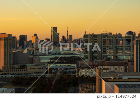 東京都市風景　夕暮れのテレコムセンター展望室からの眺望 114977324