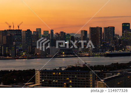 東京都市風景 夕暮れのテレコムセンター展望室からの眺望 東京都市風景 夕暮れのテレコムセンター展望室からの眺望 114977326