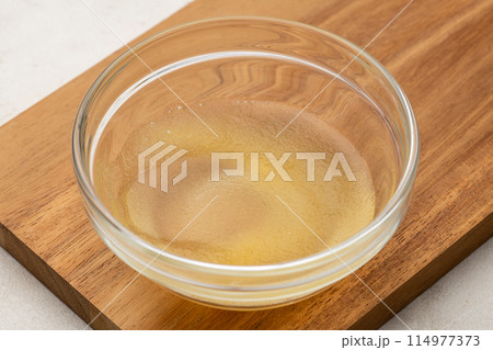 粉ゼラチンを水でふかやす 114977373