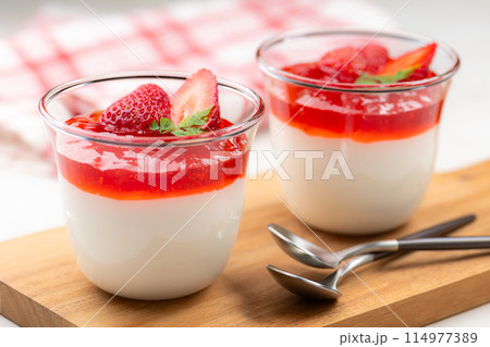 いちごのヨーグルトムース 114977389