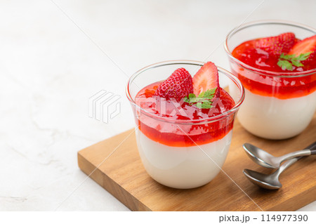 苺のヨーグルトムース 114977390