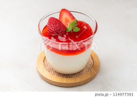 苺のヨーグルトムース 114977391