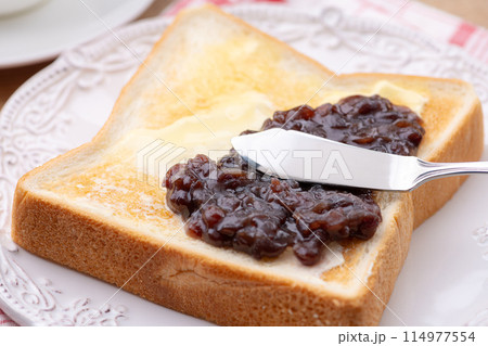 あんバタートーストにバターナイフで餡子を塗る 114977554