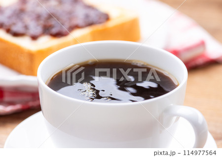朝食の食卓にコーヒー 朝食の食卓にコーヒー 114977564