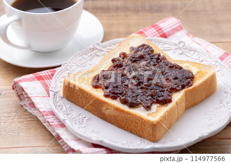 朝食のテーブルにあんバタートーストとコーヒー 114977566