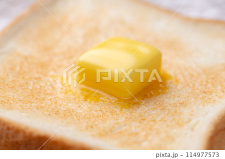 焼きたてのトーストの上に溶けたバター 114977573