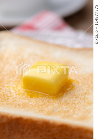 焼きたてのトーストの上に溶けたバター 焼きたてのトーストの上に溶けたバター 114977575